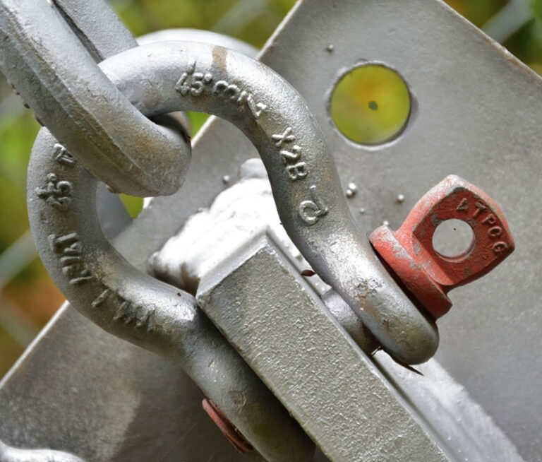 A Complete Guide to Lifting Shackles: Types, Applications, and Safety